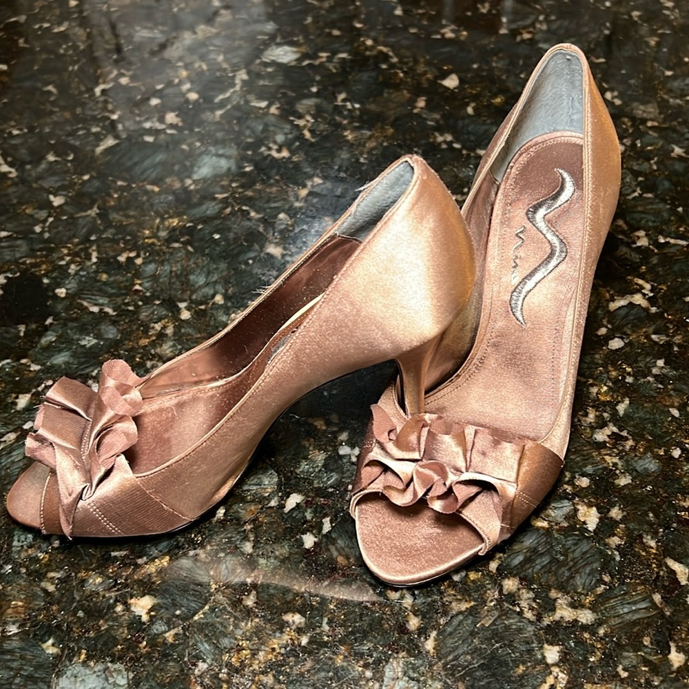 Nina ruffle heels - NWOT - size 7 - light brown
